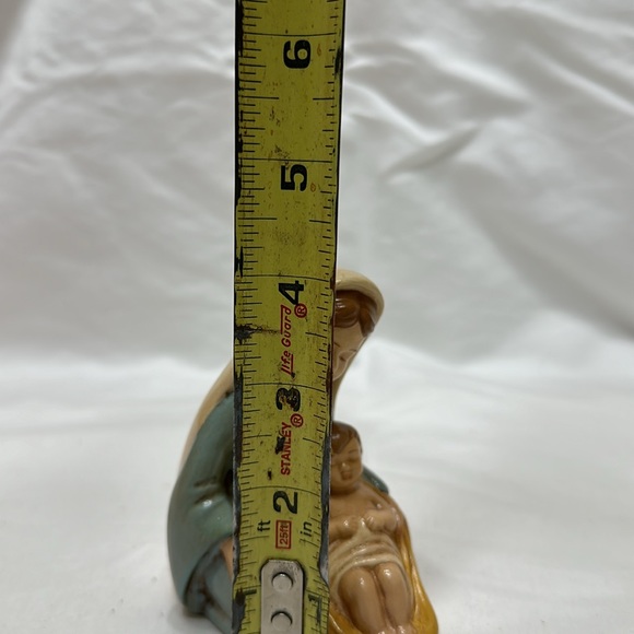 Mary and baby Jesus statue - Picture 2 of 7